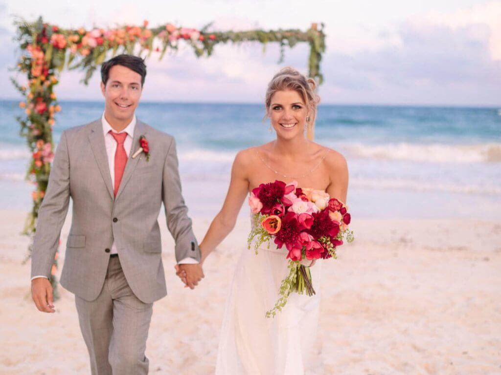 Noivos em casamento na praia