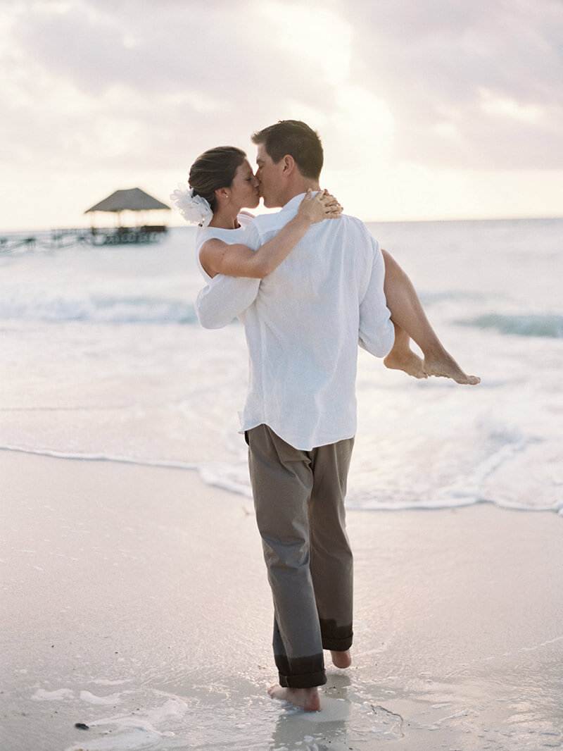 Noivos se casando na praia