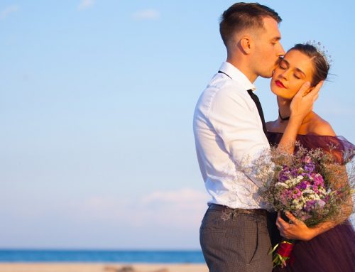 Confira as tendências para casamento de dia na praia ou no campo