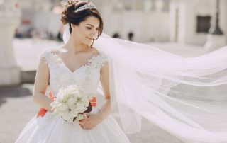 Noiva em seu casamento após escolher dentre os estilos de vestido de noiva